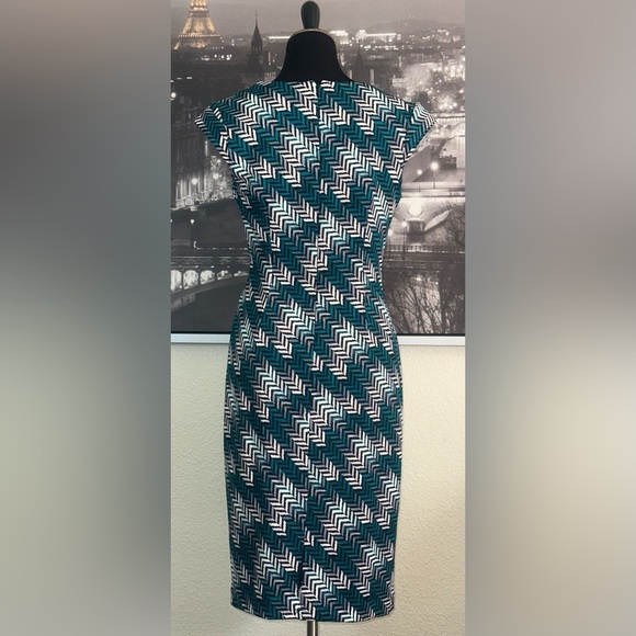 WHITE HOUSE BLACK MARKET NWOT Turquoise Chevron Print Cap Sleeve Dress Size 6 - Picture 4 of 7